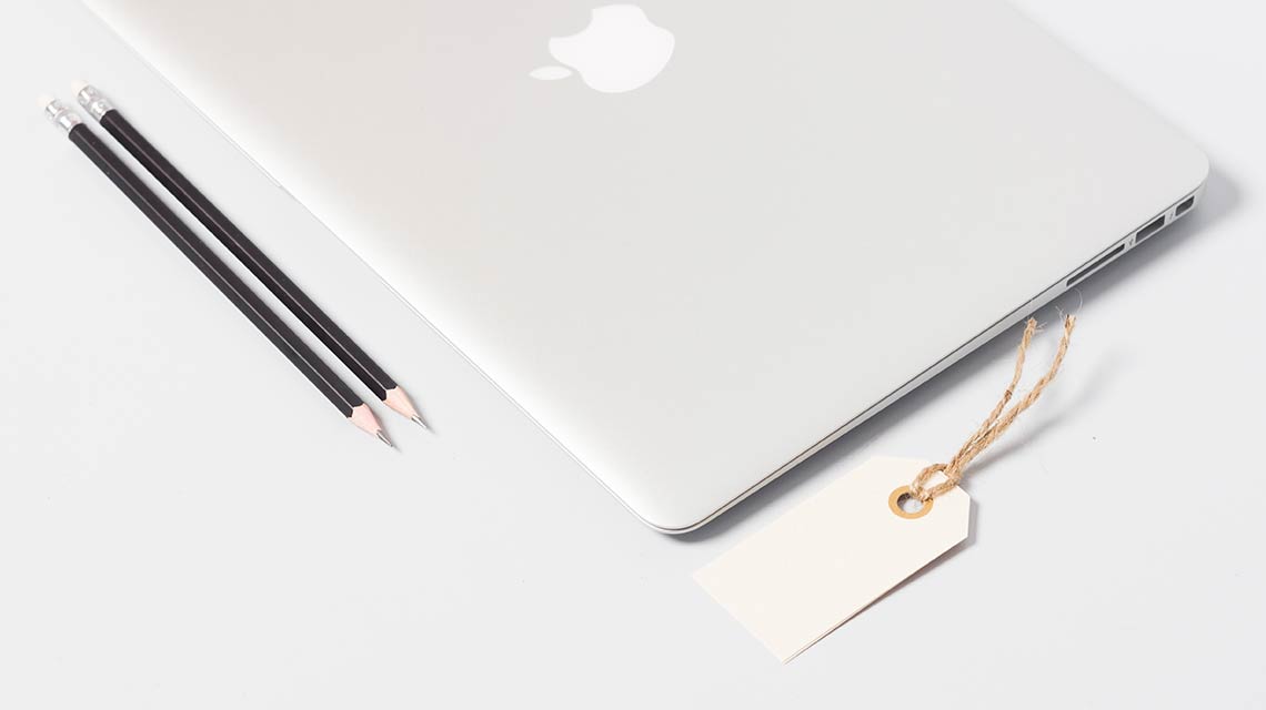 温暖的树林+金属口音的现代佛罗里达住宅